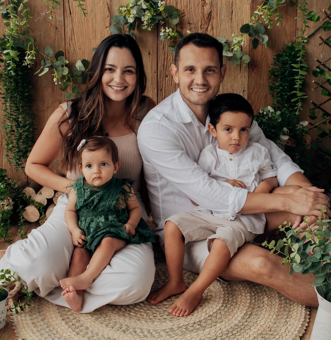 Família reunida em sessão temática com decoração natural